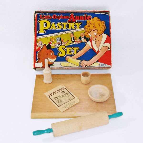 1930s Orphan Annie Pastry Play Set Kitchen Toy