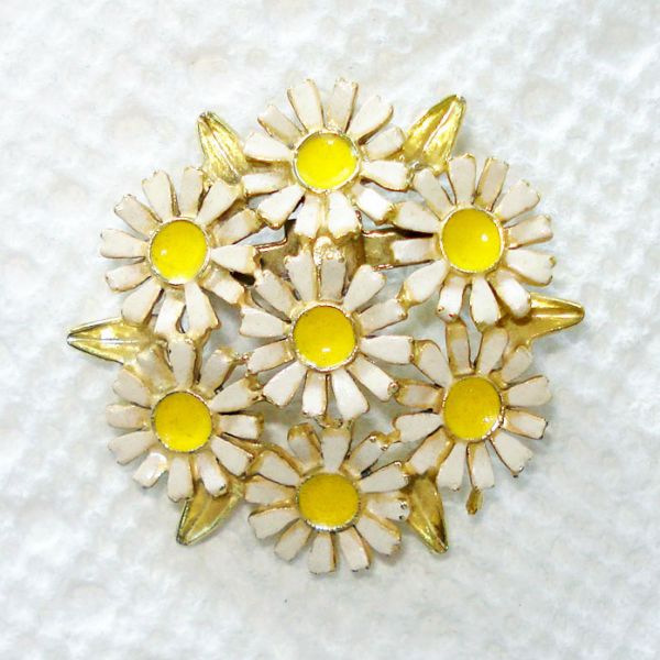 Daisy Cluster Enameled Goldtone Pin or Brooch
