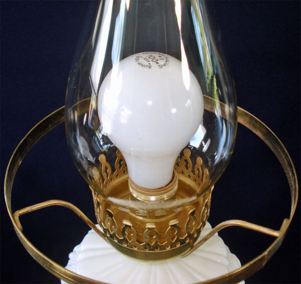 Fenton White Poppy Glass Table Lamp #5