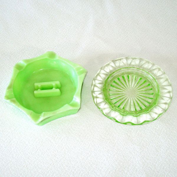 Pair 1930s Ashtrays in Jadite and Uranium Green Glass