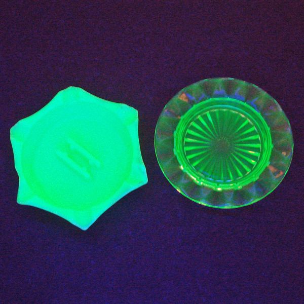 Pair 1930s Ashtrays in Jadite and Uranium Green Glass #4