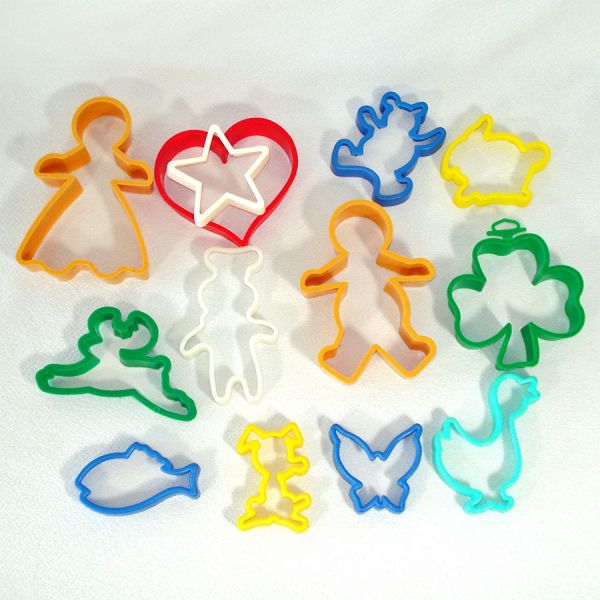 39 Plastic Cookie Cutters in Raggedy Ann Tin #3