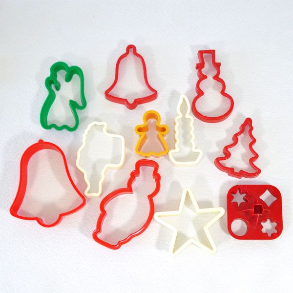 39 Plastic Cookie Cutters in Raggedy Ann Tin #4