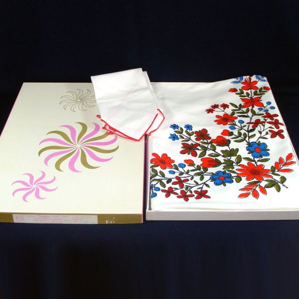 Stevens Simtex Red Blue Flowers Tablecloth Set In Box #2