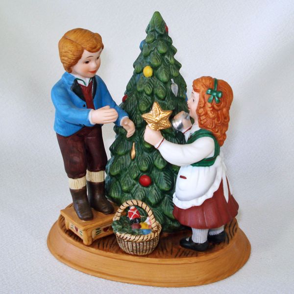 Avon 1982 Christmas Memories Porcelain Figurine