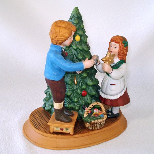 Avon 1982 Christmas Memories Porcelain Figurine #2