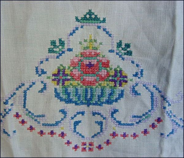 Embroidered Linen Guest or Fingertip Towel Fancy Flower Basket Design #2