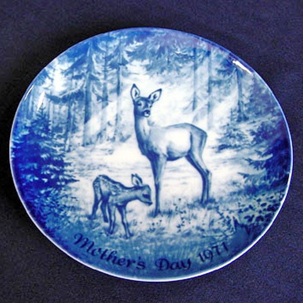 Doe and Fawn Blue White 1971 German Mothers Day Plate