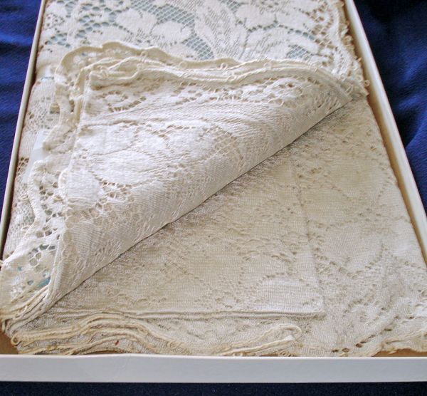 Quaker Lace 72 by 90 Tablecloth Mint Unused in Box #4