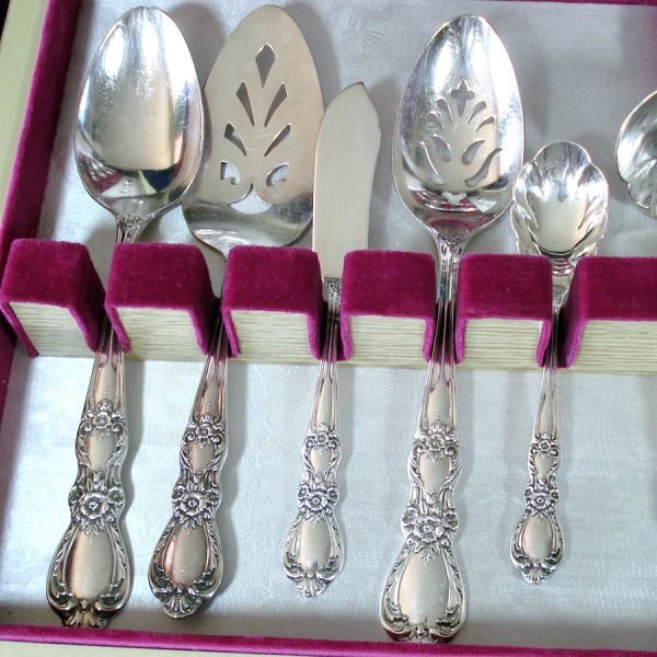 Heritage Rogers 1953 Silverplate Flatware Service for 8 Wood Chest #4