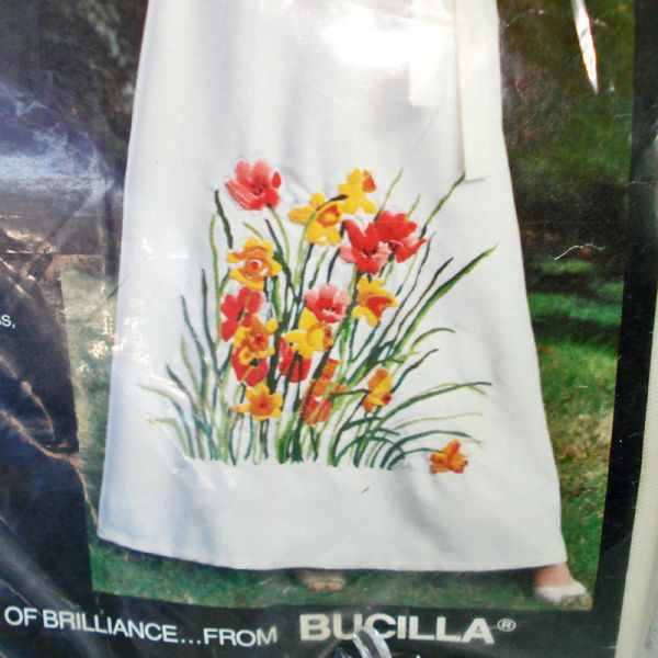 Bucilla Vera Neumann Spring Song Hostess Skirt Needlework Kit #2